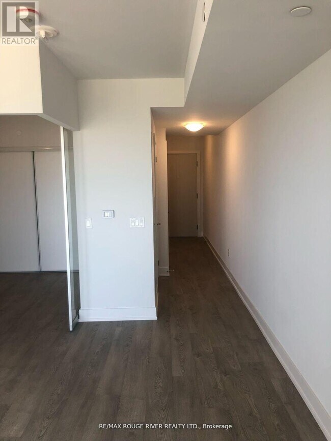 Photo du bâtiment - 2550-2550 Simcoe St N