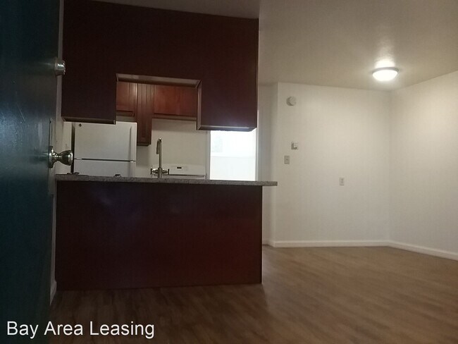 Building Photo - 1 br, 1 bath Apartment - 2522 35th Avenue