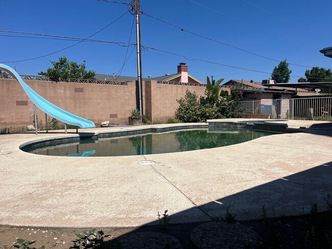 Building Photo - Large 3 Bed. 2 Bath with Pool