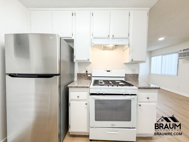 Foto del edificio - 6612 Sylmar Ave