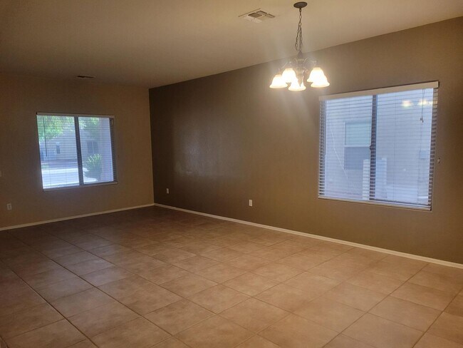 Building Photo - Beautiful 4 bed home with Den and Loft
