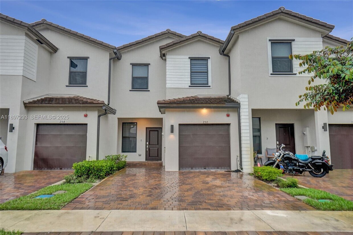 Foto principal - 250 SW 159th Ct