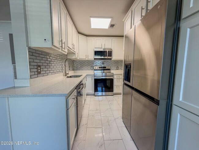 Foto del edificio - 1368 Rensselaer Ave