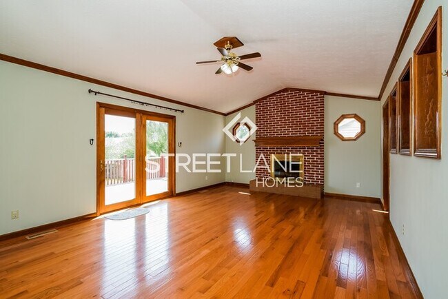 Building Photo - NOW OFFERING FIRST FULL MONTH FREE!!