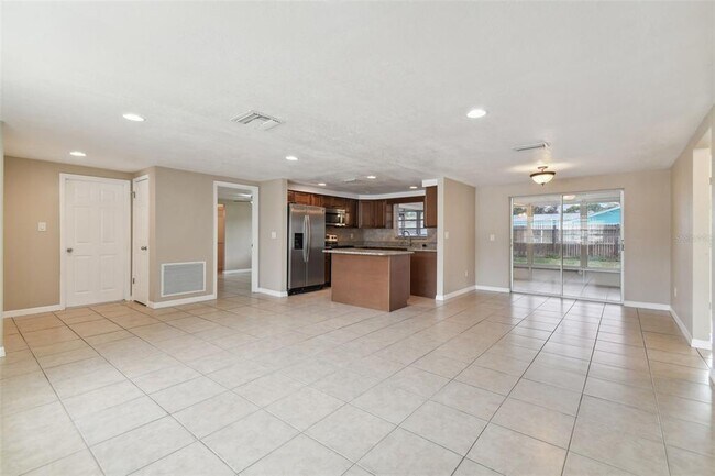 Foto del edificio - 7437 Carmel Ave