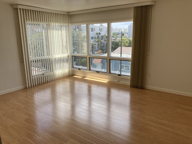 Living Room/Dining Room - 5214 Pacific Ave