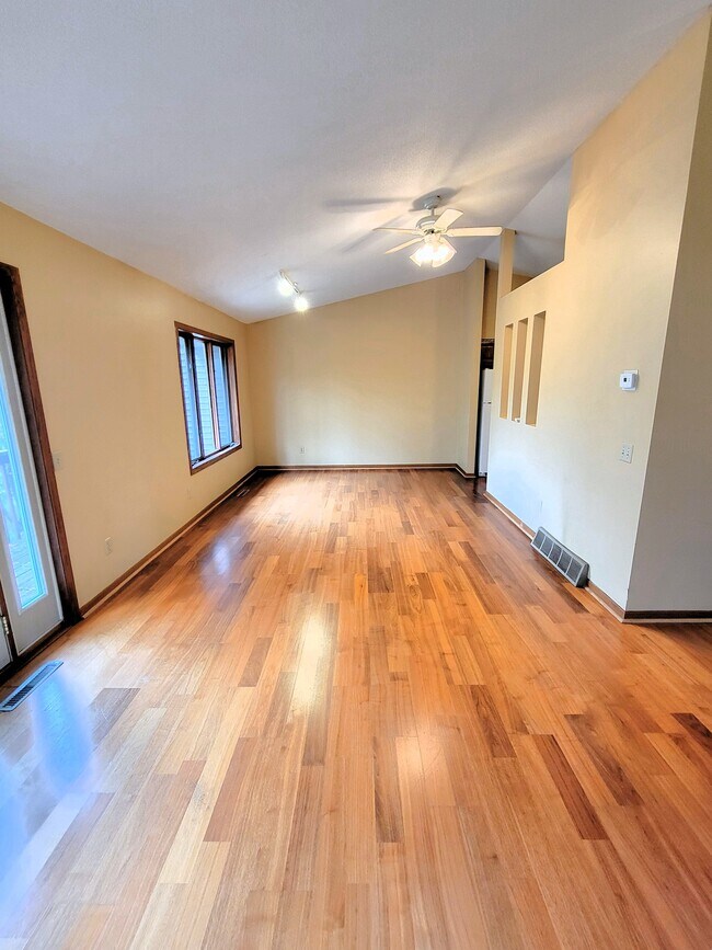 Foto del edificio - 451 Hunter Hill Rd
