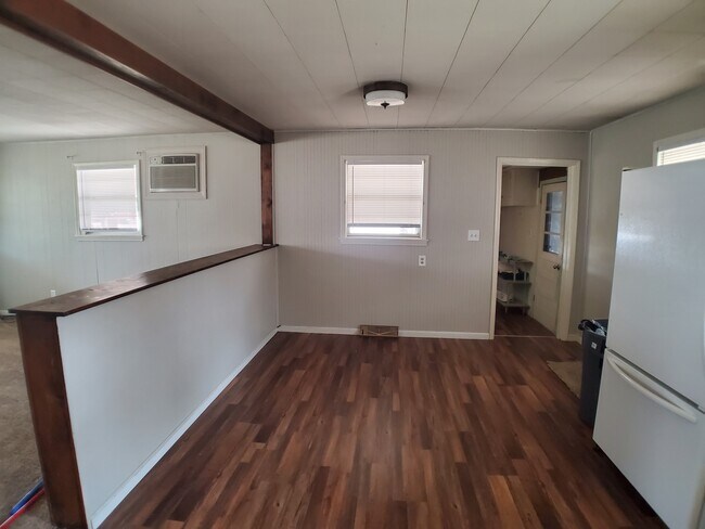 Dining area - 604 Walnut Ridge St