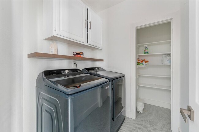 Building Photo - 8405 Greenspoint Dr