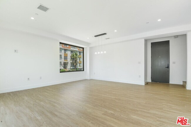 Building Photo - 1206 N Sycamore Ave