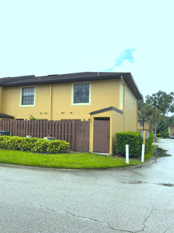 Foto del edificio - 7404 Woodburn Ct