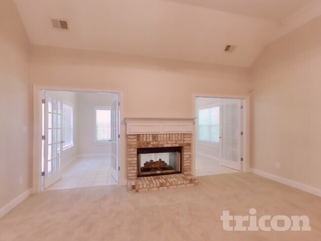 Building Photo - 400 Tomahawk Tr