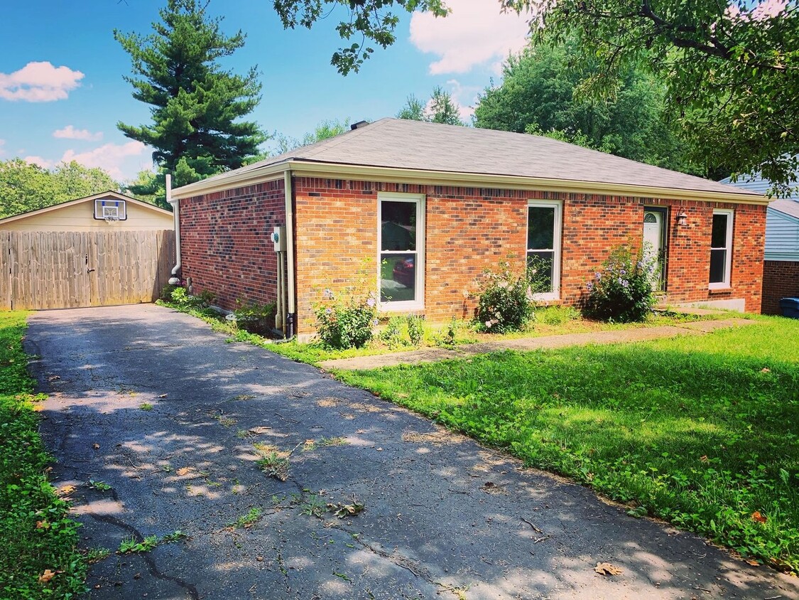 Foto principal - Charming Brick Ranch with Modern Updates i...