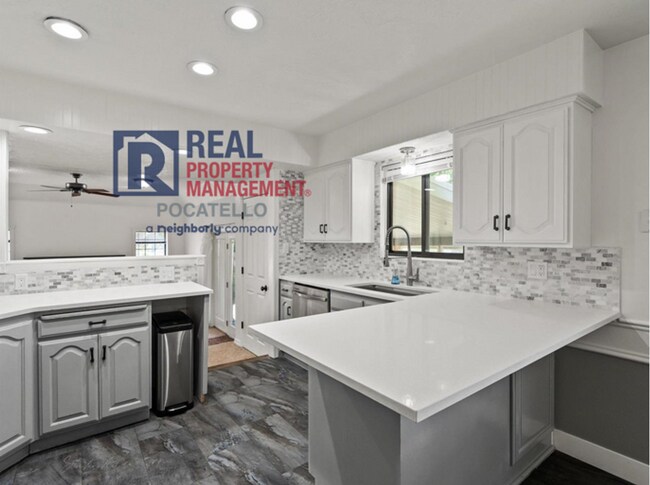 Foto del edificio - 5 Bedroom Home - University Area - Must See - Pet (dog) Negotiable