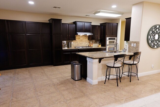 Building Photo - NW Visalia Home Coming Soon!