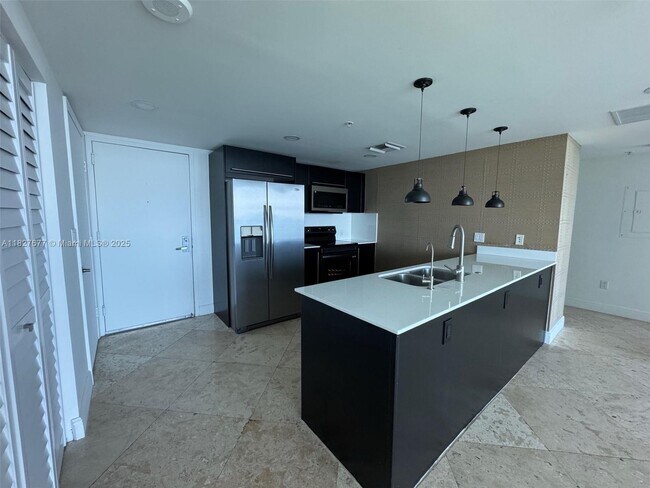 Foto del edificio - 665 NE 25th St