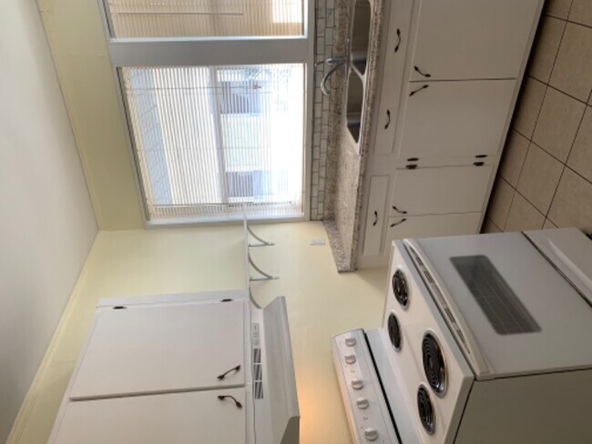 Foto del edificio - 2243 Gilmore St