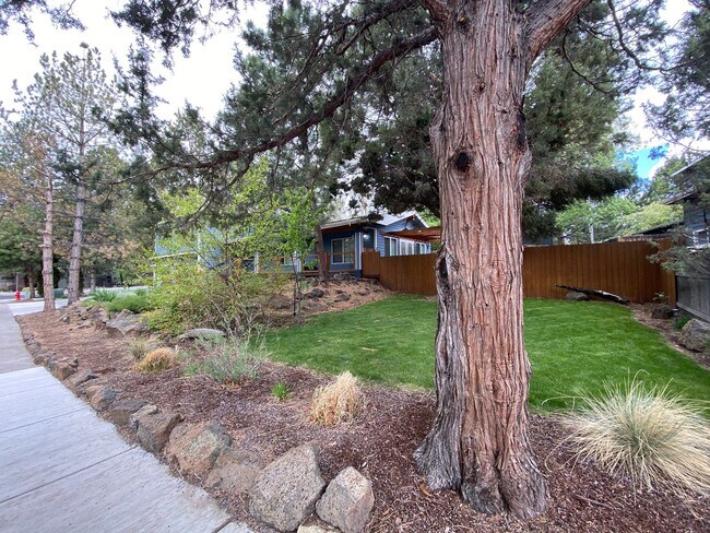Building Photo - 1021 SE Teakwood Dr