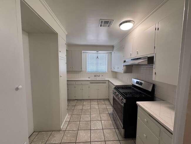 Building Photo - Beautiful 2 story 3 bedroom 2 bathroom home