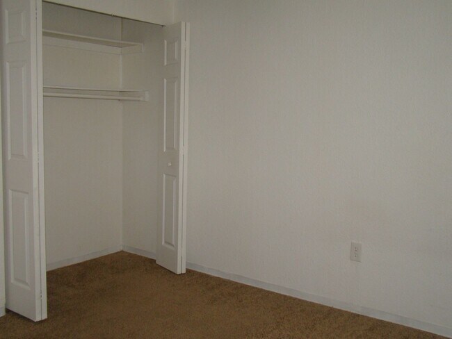 Foto del edificio - SPACIOUS 2 BED /1 BATH **HURRY!!!** ONLY ONE LEFT