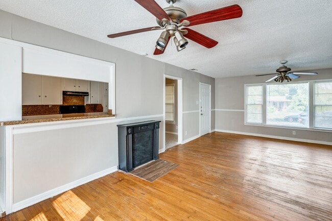 Building Photo - 7028 Oak Park Dr