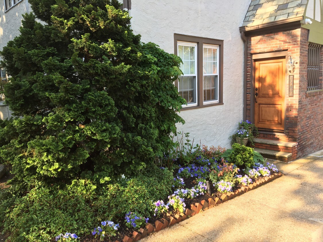 Douglaston 2BR renovated pre-war - 239-18 Poplar St