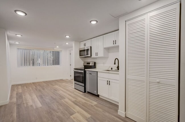 Foto del interior - 1371 S. Beverly Glen Blvd.