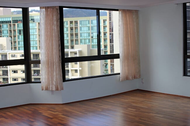 Building Photo - 2/2/2 at Nuuanu Brookside, Beautiful Mount...