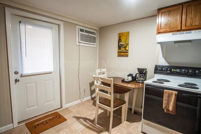 Building Photo - 707 W Race St