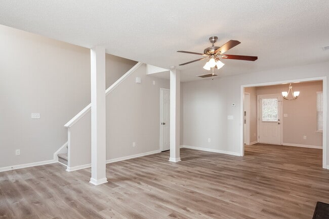 Foto del edificio - 905 Grassy Patch Ln