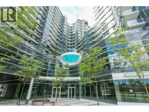 Building Photo - 68 Smithe St