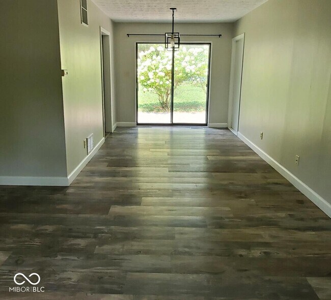 Foto del edificio - 372 Redbud Pl