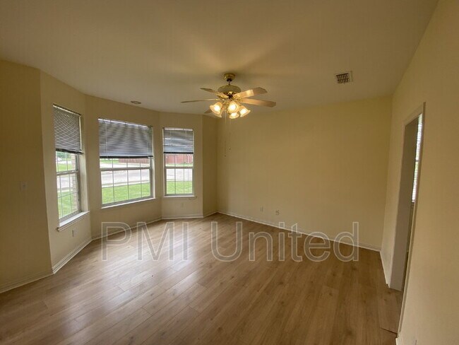 Building Photo - 4701 Maple Shade Ave
