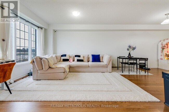 Photo du bâtiment - 44 Reigate Ave.