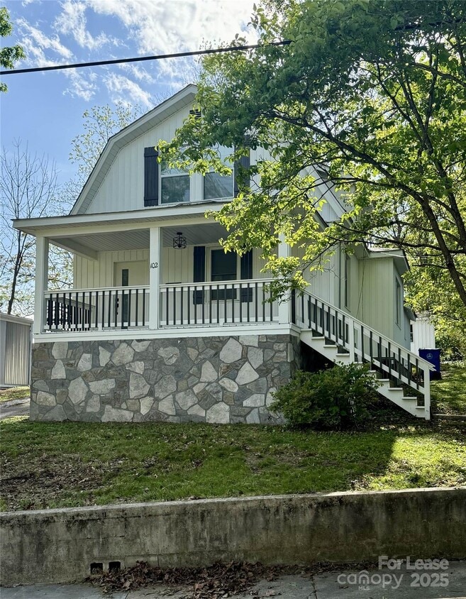 Primary Photo - 102 Holland St