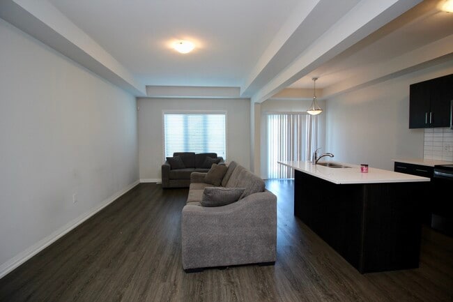 Building Photo - 69 Alicia Cres