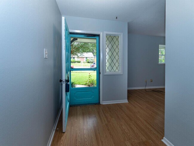 Building Photo - 926 Luella Ave