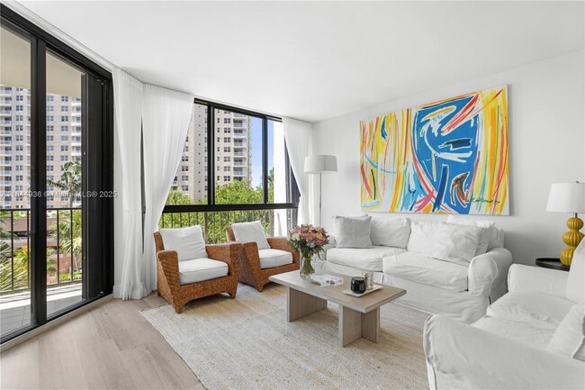Building Photo - 520 Brickell Key Dr