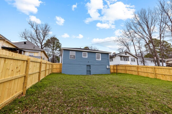 Building Photo - Beautifully Renovated 4 Bedroom 2 Bath Hom...