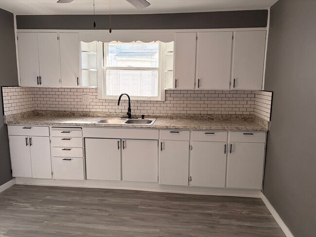 Building Photo - Charming 2-Bedroom Home with Enclosed Porch and Garage!