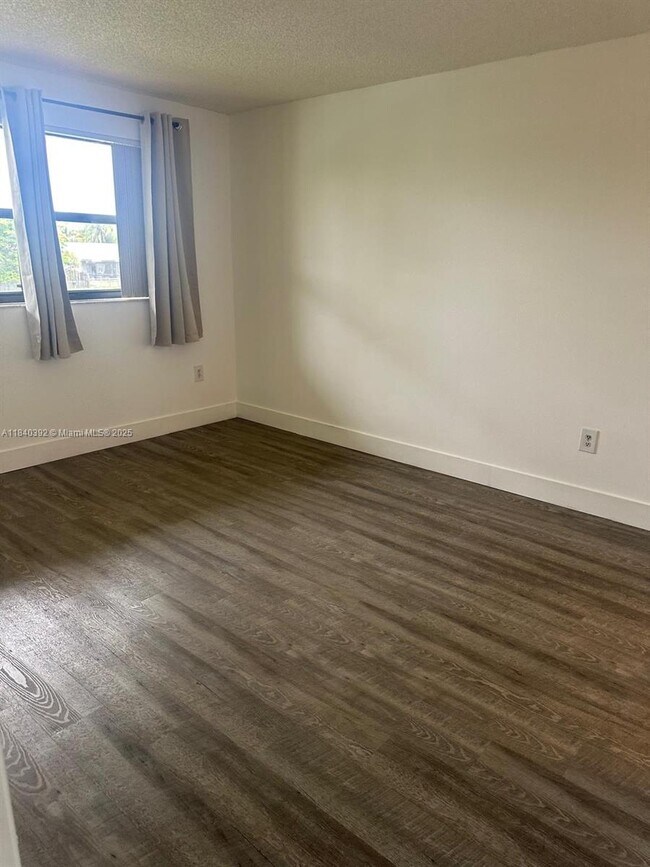 Foto del edificio - 9941 Nob Hill Ln