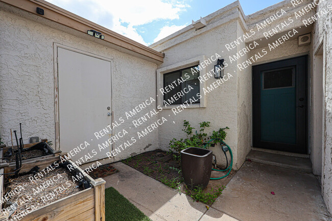 Building Photo - 2619 E Windsor Ave