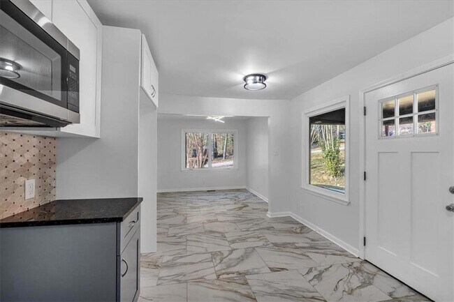 Building Photo - 2142 Cloverdale Dr SE