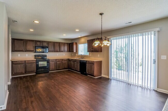 Foto del edificio - 7211 Great Laurel Dr