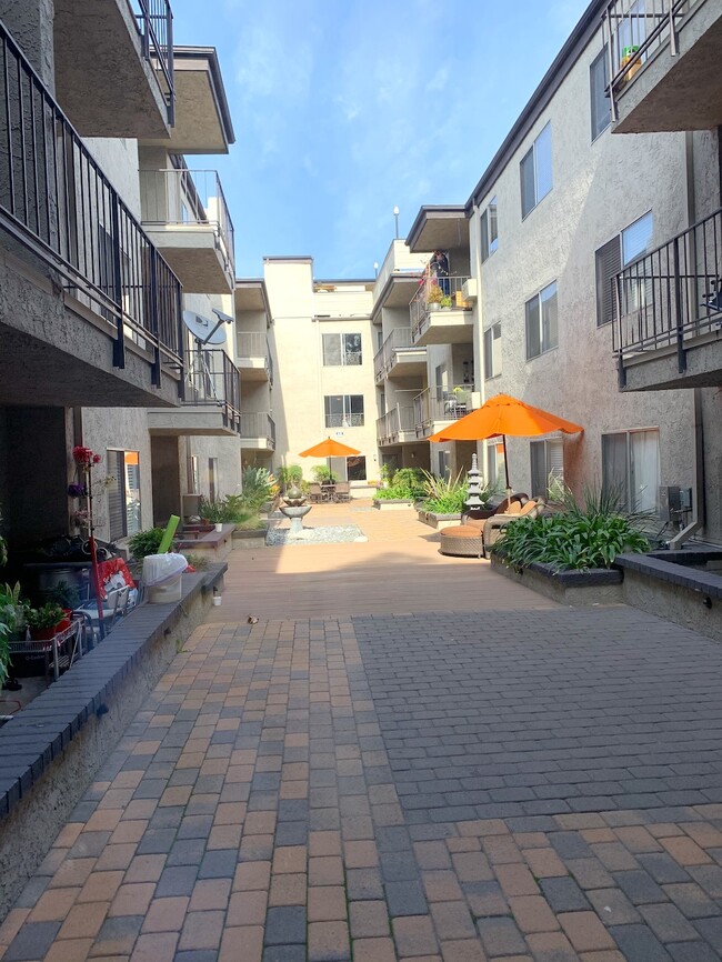 Downstairs Courtyard - Roberts K Town Lafayette