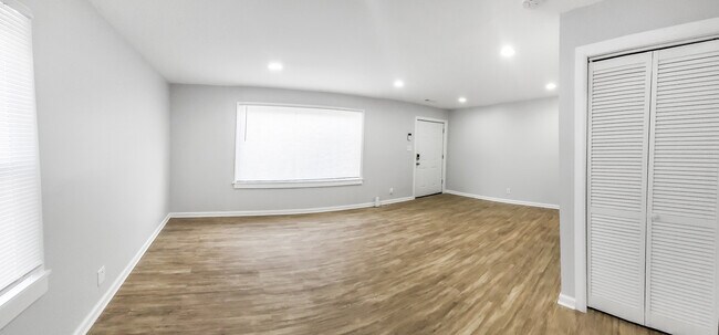 Building Photo - 4433 E 10th Ave