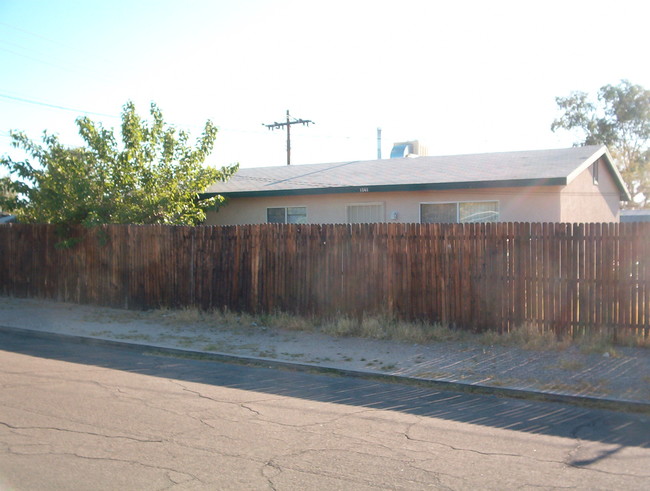 Unidad n.° 2 desde la vista de Fremont Ave (estacionamiento gratuito para huéspedes aquí) - 1048 E Lester St