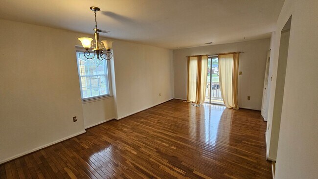 Building Photo - Secound Story Unit - Single Floor 3BR/1.5BA - Eastern Henrico - Great Location