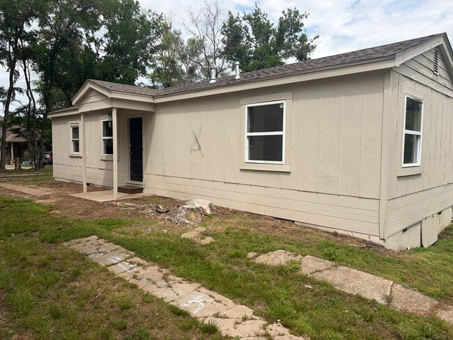 Building Photo - 2 BEDROOM 1 BATH HOUSE, WITH CENTRAL HEAT & AIR, ALL ELECTRIC, FENCED YARD. APPLICATION AND PET F...