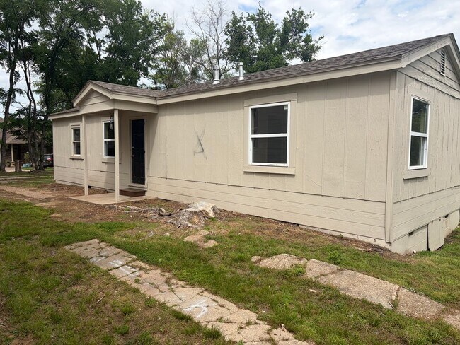 Foto del edificio - 2 BEDROOM 1 BATH HOUSE, WITH CENTRAL HEAT & AIR, ALL ELECTRIC, FENCED YARD. APPLICATION AND PET F...